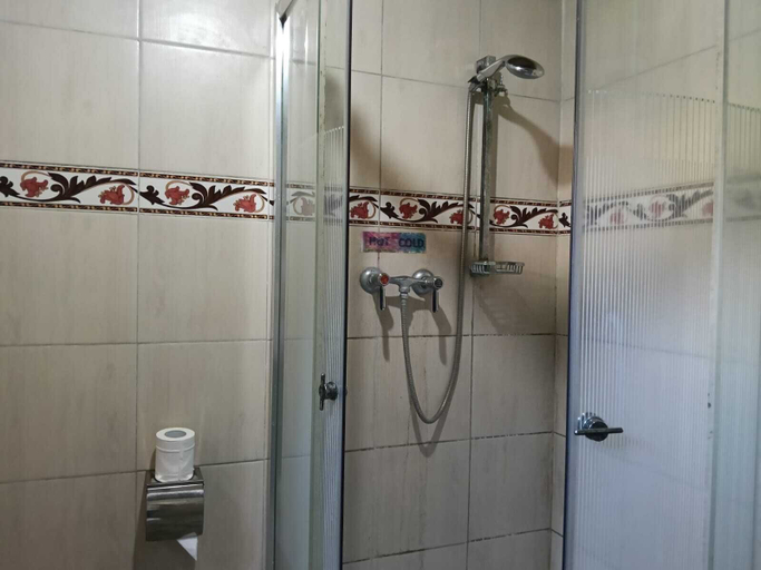 Bathroom 3, Hotel Yoschi, Probolinggo