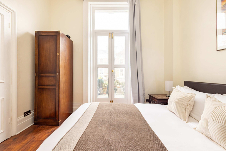 Room 5, Light-filled 2-bedroom Chelsea Apartment, London