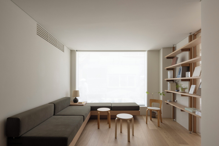 Lobby sitting area, arr.dep., Jung