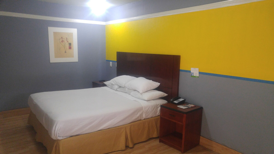 Bedroom 3, Riviera Motel, Orange