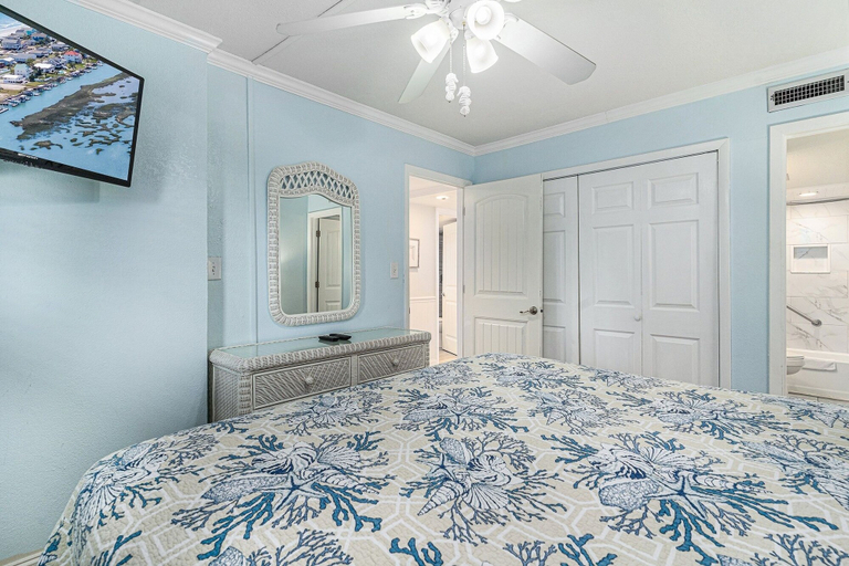 Room 4, 0702 Waters Edge Resort 2 Bedroom Condo by RedAwning, Georgetown