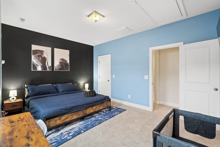 Room 1, Luxe 3BR Townhouse in Camp North End, Mecklenburg