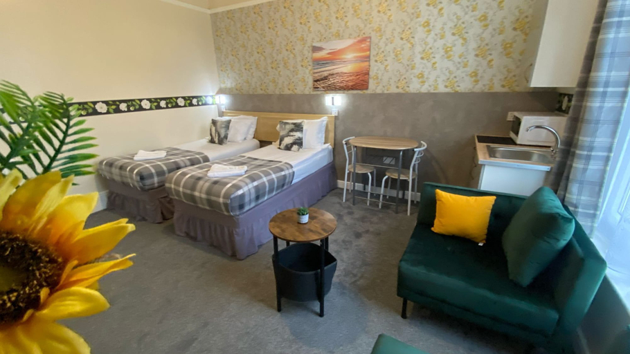Room 4, Spacious First-Floor Super King or Twin Studio Apartment with Free Parking, Portsmouth