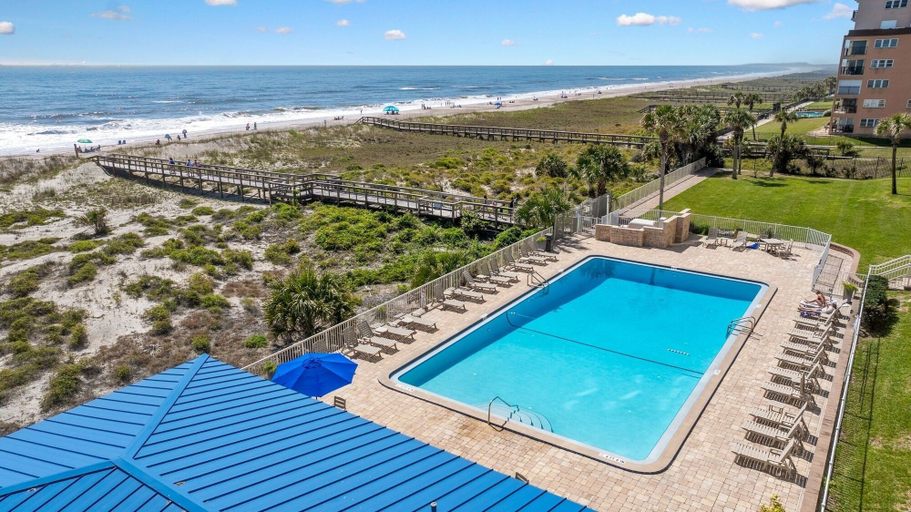 Sport & Beauty 5, Direct Oceanfront Condo with Private Balcony by RedAwning, Nassau