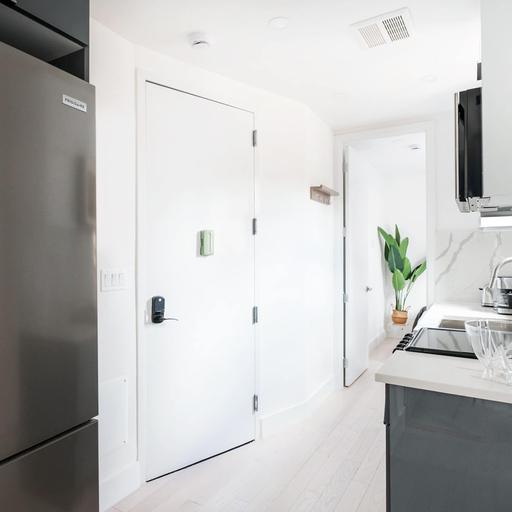 Room 5, 48-4fe 2BR Prime Midtown West, New York