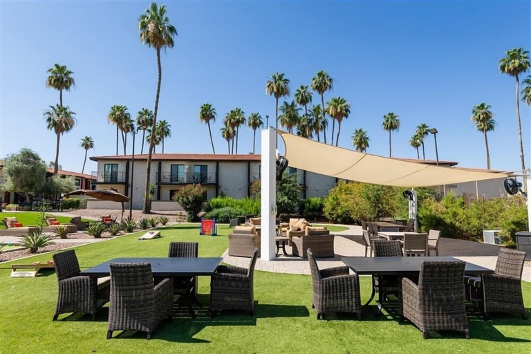 Outdoor dining 3, 237- Fully Furnished with WiFi by RedAwning, Maricopa