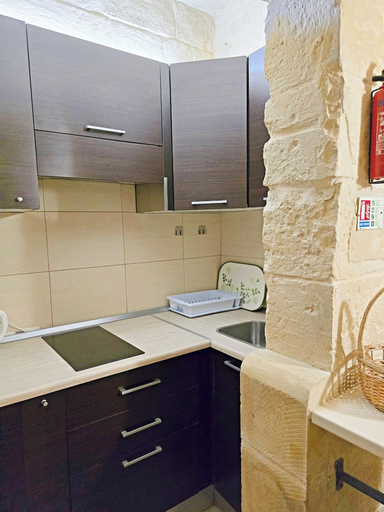 Private kitchen 5, Maltese-Style APT - 5 mins from Valletta