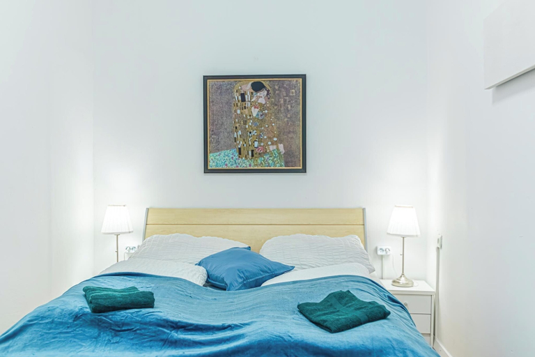 Room 4, Elegant 2BR Apt Steps from Westbahnhof, Wien