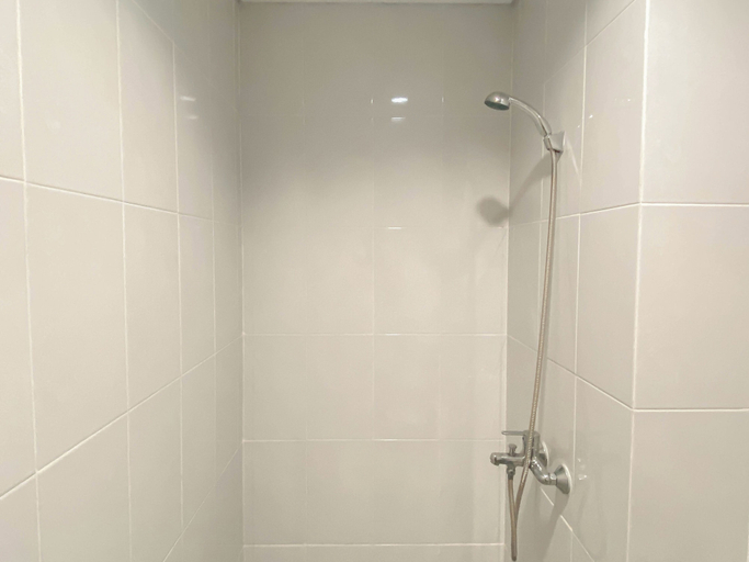 Bathroom 5, Standard Look Studio At Patraland Urbano Apartment, Bekasi