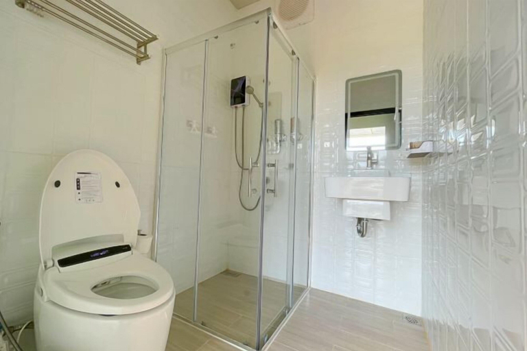Bathroom, 101 Space Station, Lan Sak