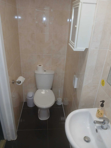 Bathroom, Ground-Floor Family Studio Apartment with Double and Single Beds – Free Parking, Hampshire