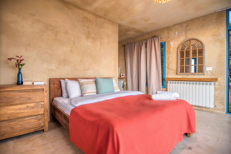 Room 5, Red Oak House With Garden & Terrace in Assia, Batroun, Batroun