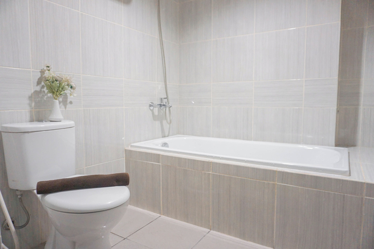Bathroom 4, Cozy And Functional 2Br Apartment Vasanta Innopark, Cikarang