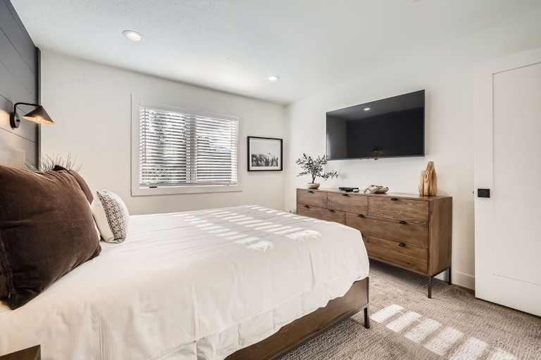 Room 4, Lances West 7 2 Bedroom Condo by RedAwning, Summit