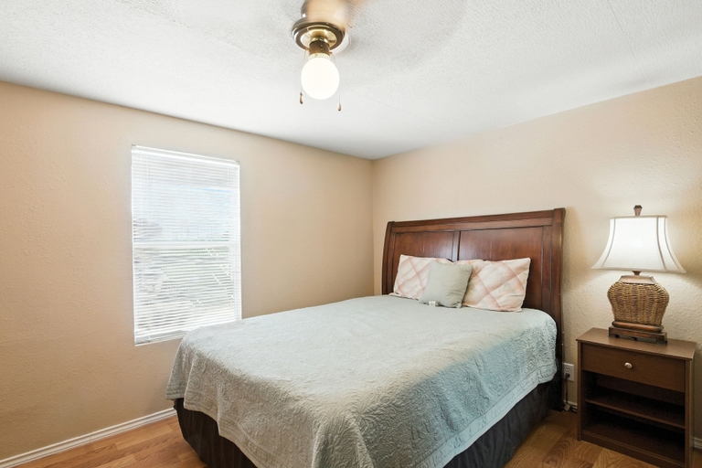 Room 2, Desert Haven Cozy 2-Bedroom Mobile Home Near NMSU 2 Home, Dona Ana