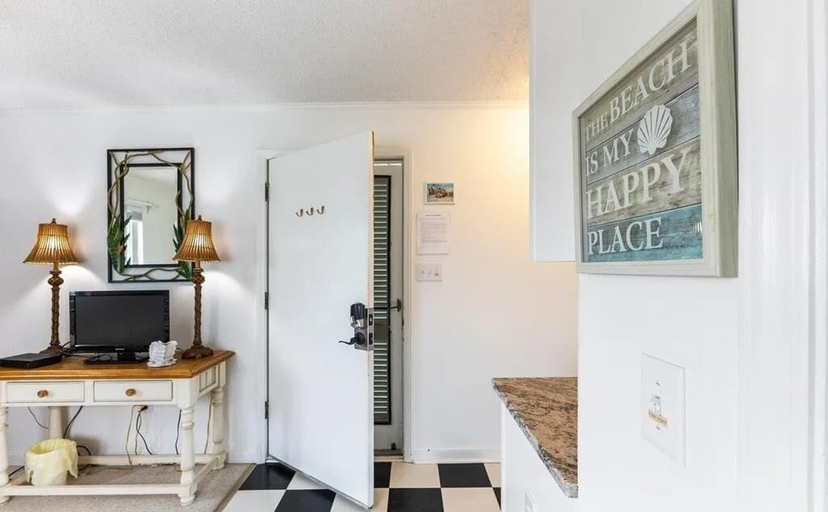 Interior 4, Beauty & The Beach-8B - 2 Br Home, Brunswick