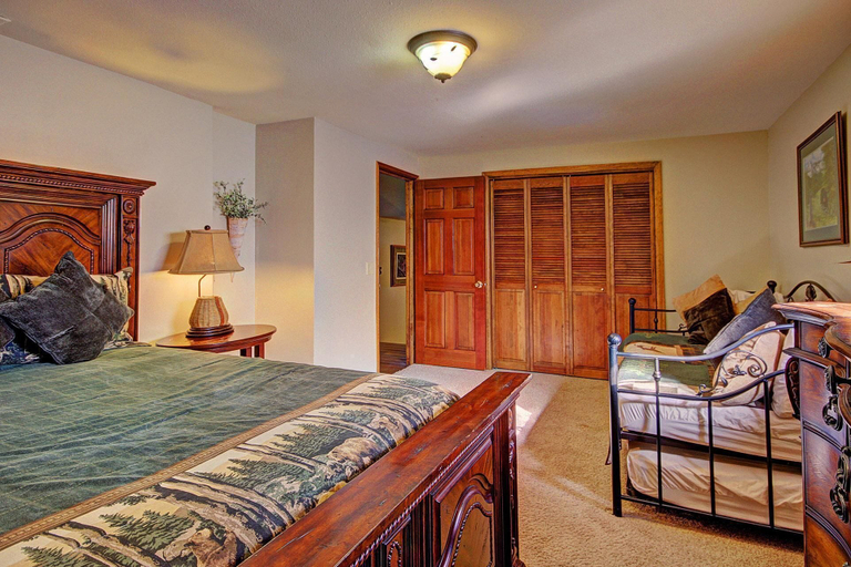 Room 2, Gold King Lodge 8 Bedroom Home by RedAwning, Summit