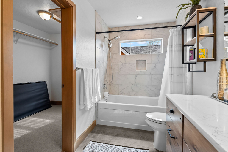 Bathroom 3, Dover Bay, Bonner