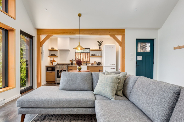 Living area 2, Fogged Inn, Alberni-Clayoquot