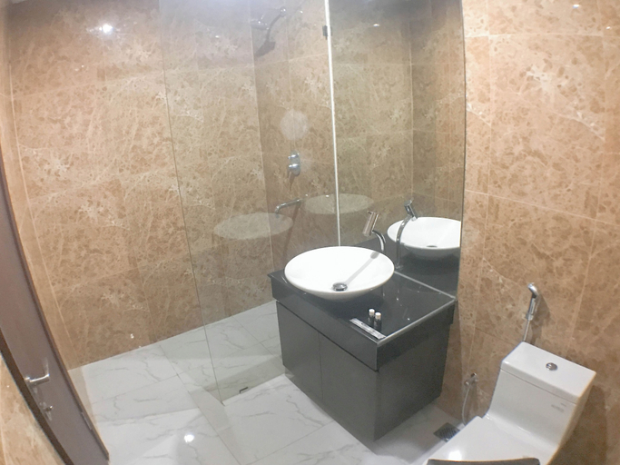 Bathroom 2, Pleasant And Calm 2Br At Grand Sungkono Lagoon Apartment, Surabaya