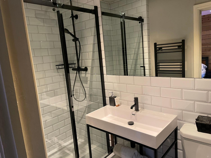 Bathroom 3, The White Horse, Warwickshire
