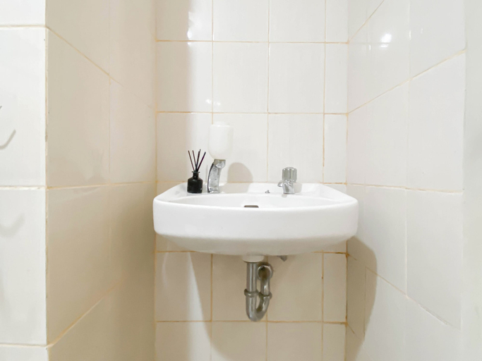 Bathroom 4, Studio Near Rajawali Station At Amethyst Apartment, Jakarta Pusat