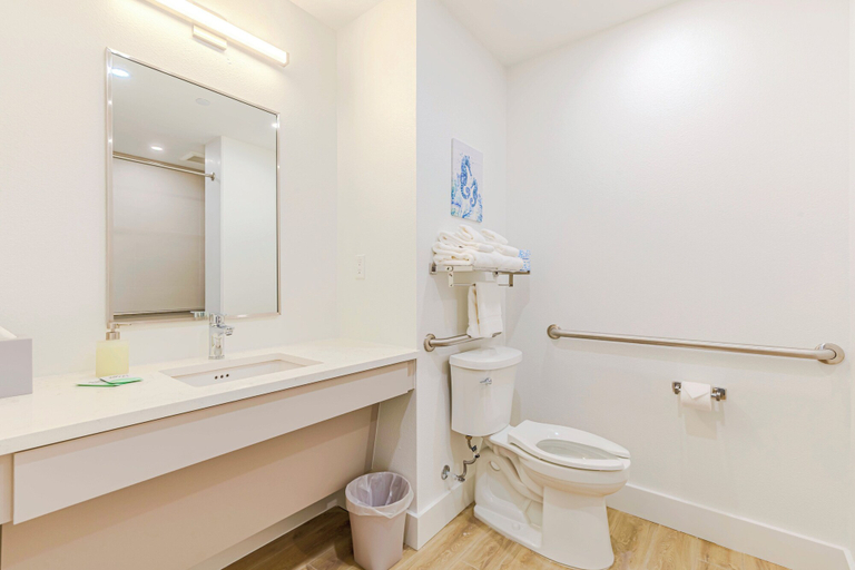 Bathroom 3, Shalimar Beach Resort, Lee