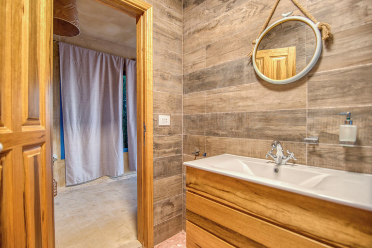 Bathroom 4, Red Oak House With Garden & Terrace in Assia, Batroun, Batroun