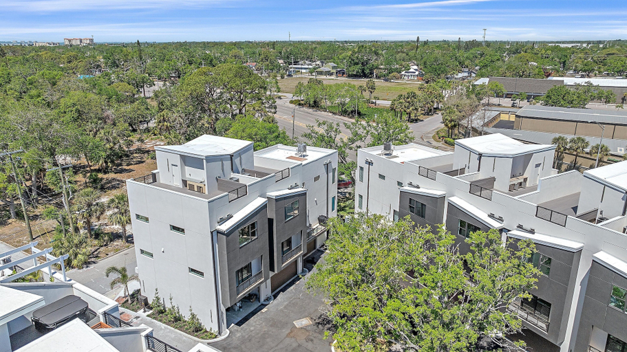 Exterior 5, Uptown Oasis 3 Bedroom Townhouse, Sarasota