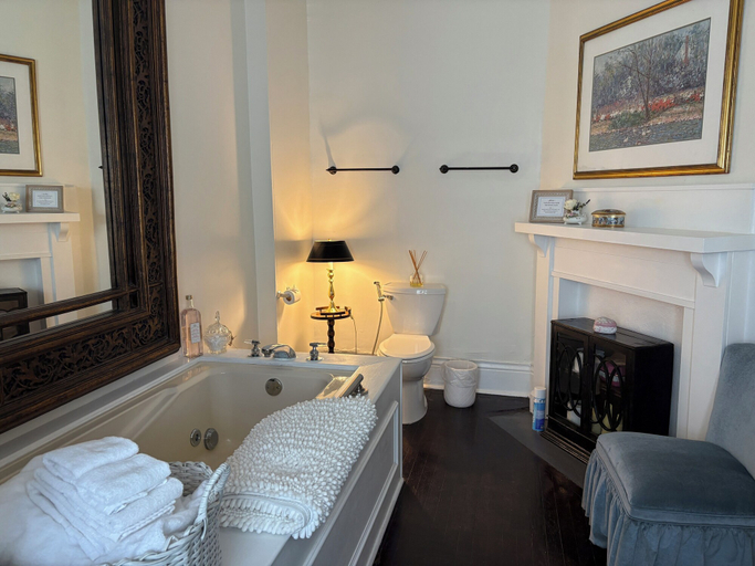 Bathroom 2, Chesnut Cottage Inn, Richland