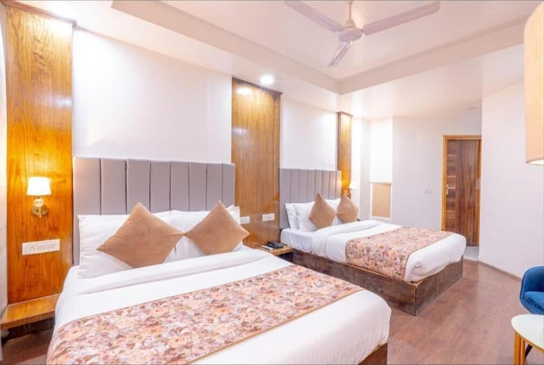 Bedroom 3, Everest Hotel Manali, Kullu