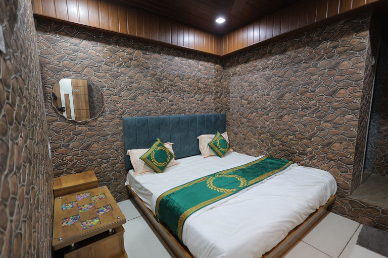 Room 5, Hotel Cat, Rajkot