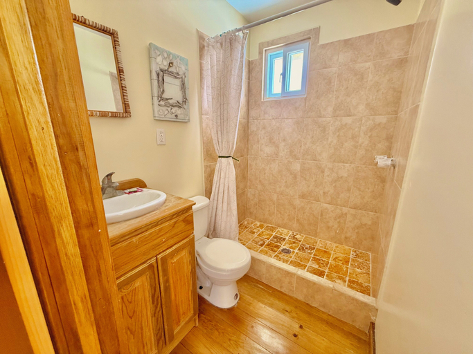 Bathroom 4, Utila Seabreeze Vacation Apartments, Utila