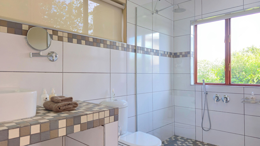 Bathroom 3, Hitgeheim Garden Cottages, Cacadu