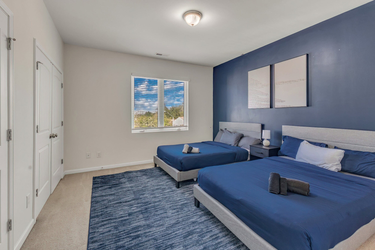 Room 2, Upscale 3BR TownhouseMins to Downtown, Wake