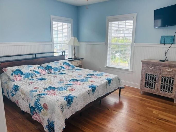 Room 2, Shining Sea 5 Bedroom Home by RedAwning, Brunswick