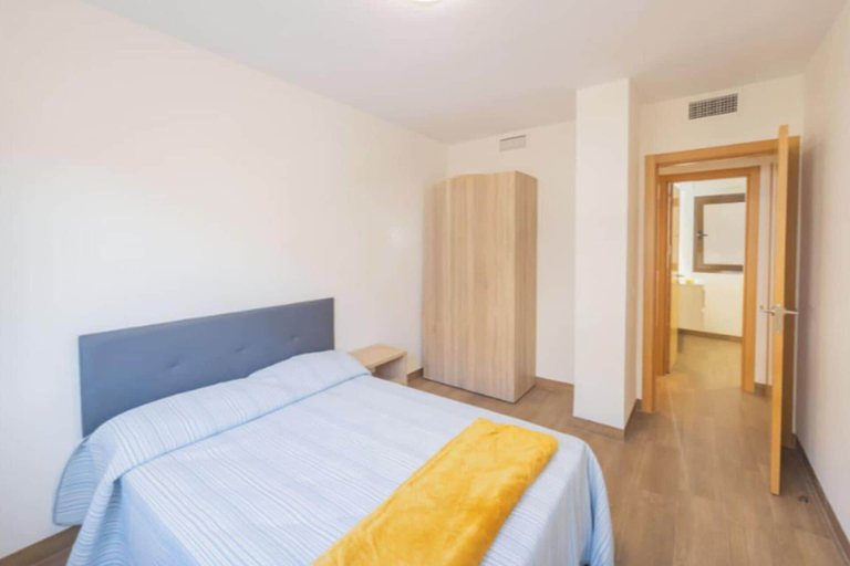 Room 5, 3 Bed Apartment Sleeps 6 - Free Parking & Balcony, Málaga