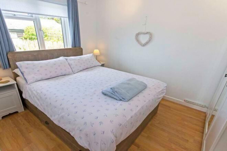 Room 2, Swallows Beach Chalet Sleeps 6 Walk to the Beach, Devon