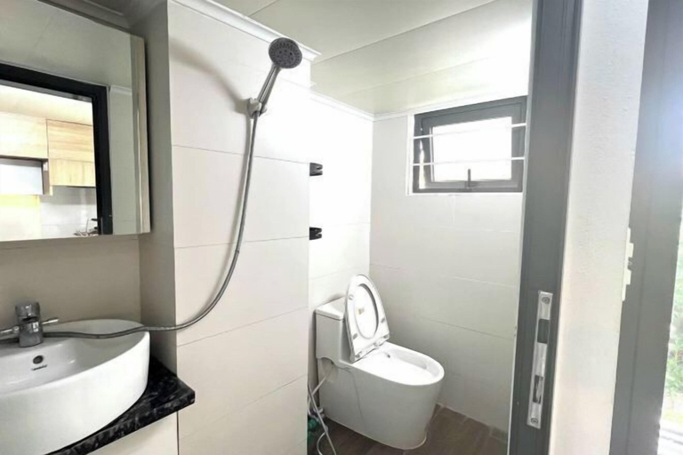 Bathroom 3, Era Apartment Dong Tac, Đống Đa