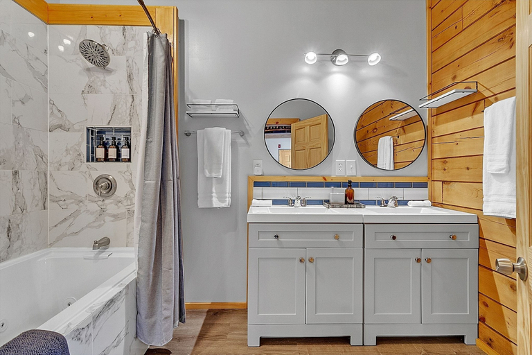 Bathroom 4, Lincoln Cabin 3 Bedroom Cabin, Washington