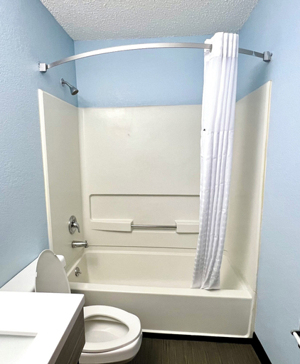 Bathroom 3, Hotel Butler Inn PA, Butler