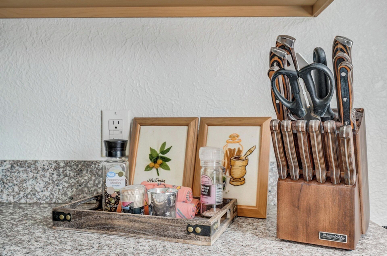 Private kitchen 3, Steps to Downtown Eateries and Bars with Fire Pit, El Paso