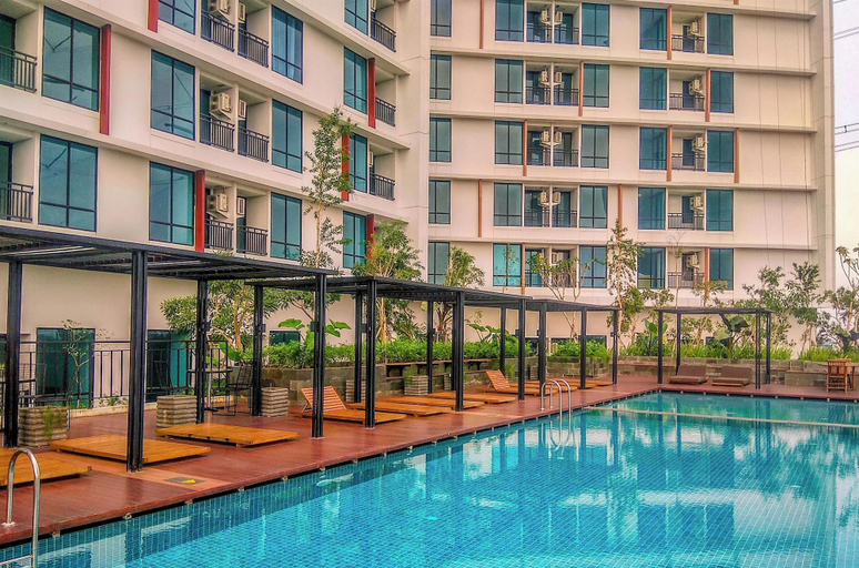 Pool 4, Neat Studio At Lrt City Bekasi Apartment, Bekasi
