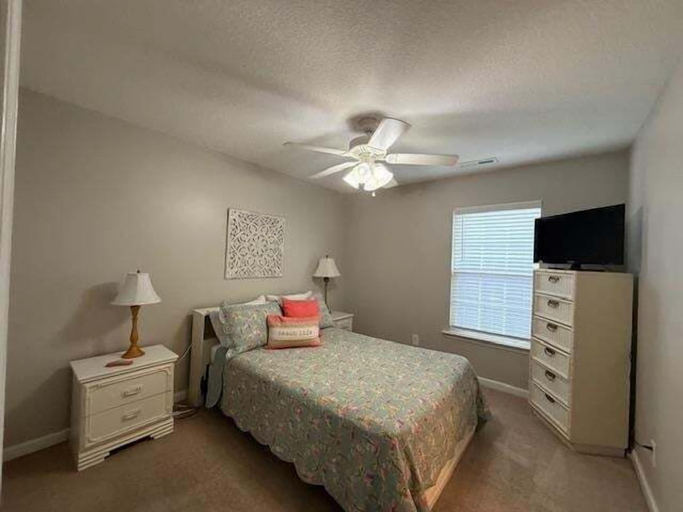 Room 4, Summer's Den 5 Bedroom Home by RedAwning, Horry