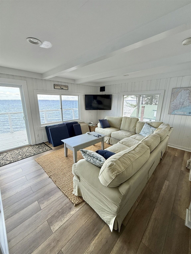 Living area 5, Grandview Lakefront Limit 9 4 Bedroom Home, Cumberland