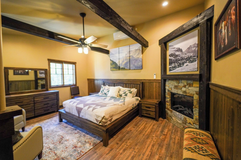 Bedroom 2, Apgar Lookout Suites, Flathead