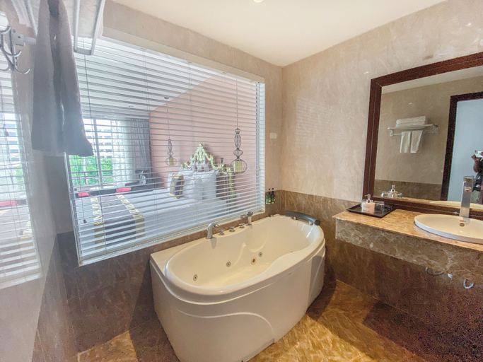 Bathroom 4, Xaysomboun Hotel, Vientiane