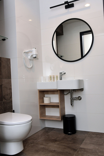 Bathroom 2, Dom Nazaret - Close to Airport 24h, Tarnowskie