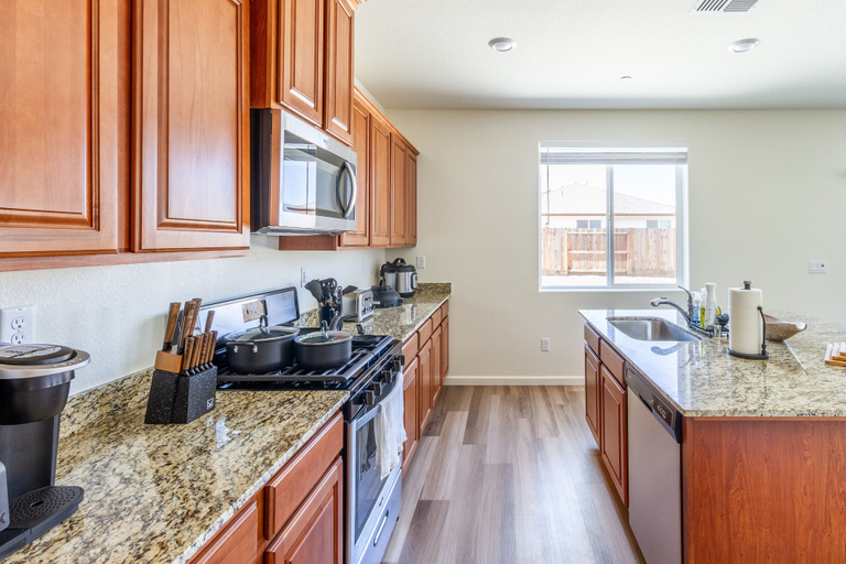 Private kitchen 4, 5BR Home Hard Rock Casino & Beale AFB Area, Yuba
