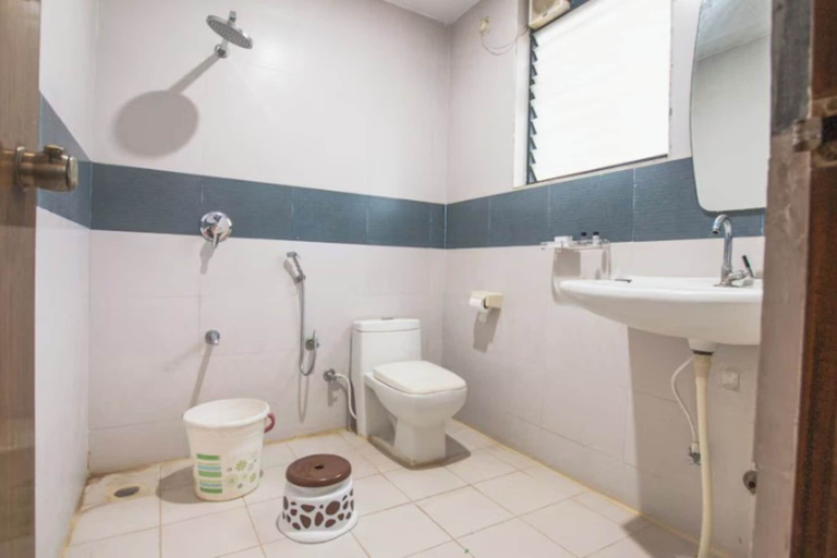 Bathroom, Hotel Sarayu Hassan, Hassan